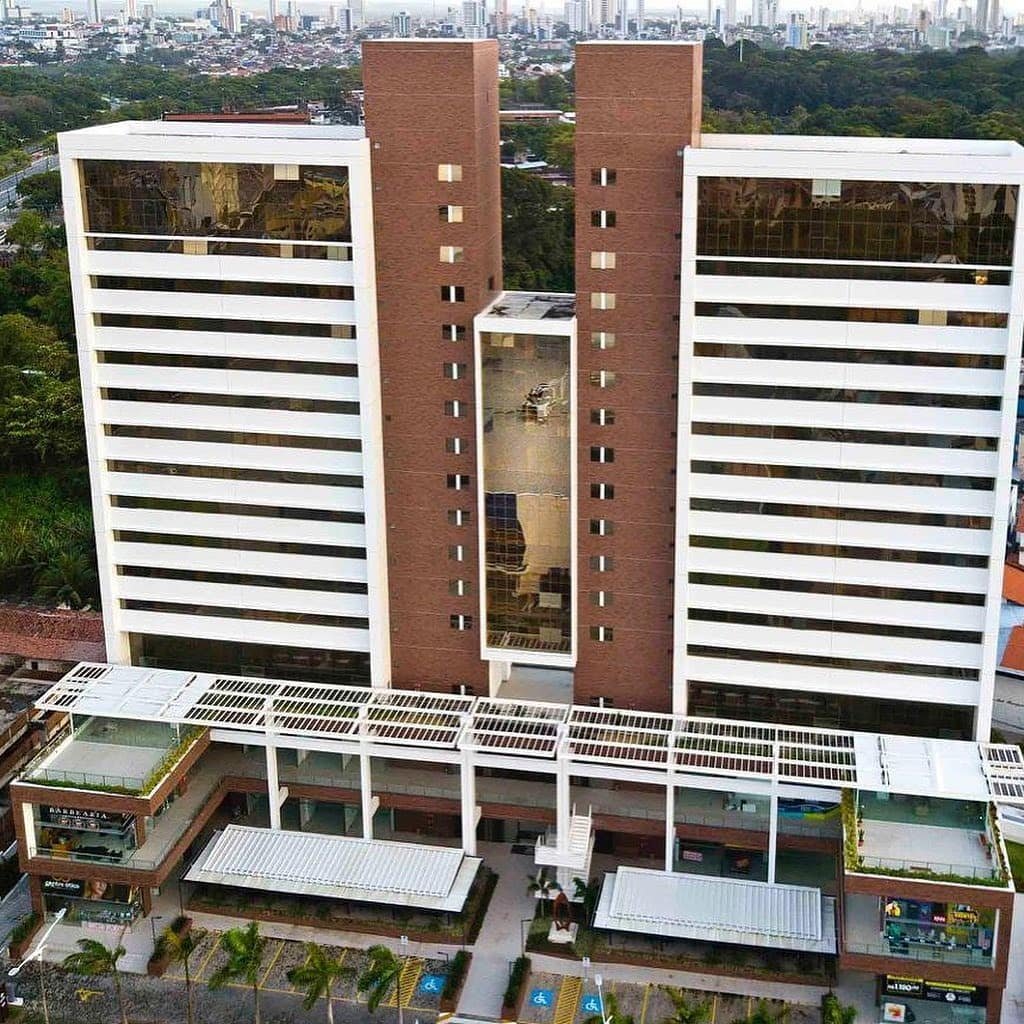 Vista frontal do Empresarial Delta Center e seu acesso principal