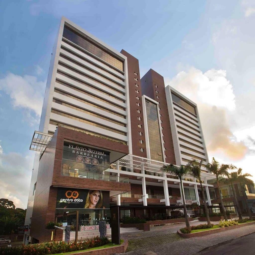 Fachada do Empresarial Delta Center com acesso pela rua